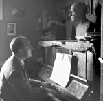 Por cortesía de la Fundación Victoria y Joaquín Rodrigo Joaquín Rodrigo delante de un piano