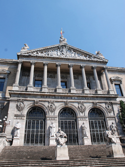 En la imagen fotografía del exterior de la Biblioteca