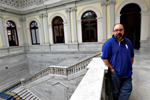 Carlos Ruiz Zafón retratado en la escalinata interior de la BNE