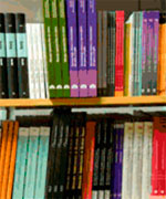 Libros en estantería