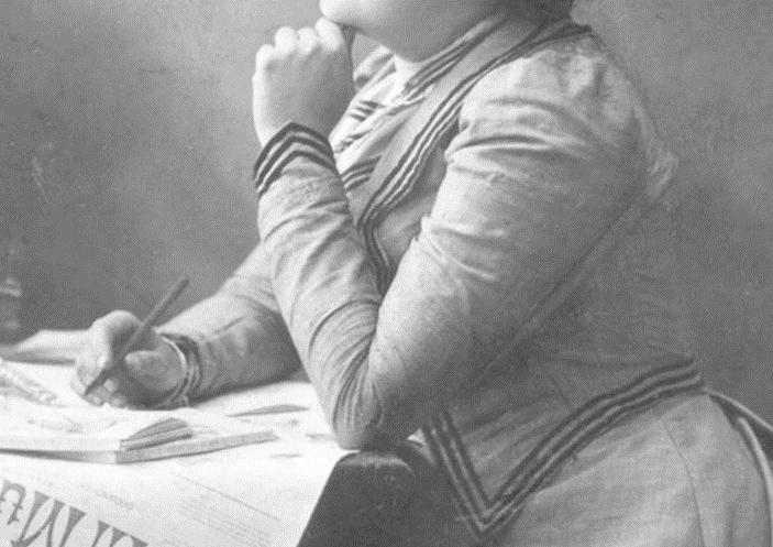 Mujer reflexionando y escribiendo