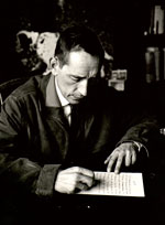 Miguel Delibes escribiendo