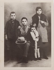 Miguel Hernández con sus hermanos Vicente, Elvira y Encarnación, s/f