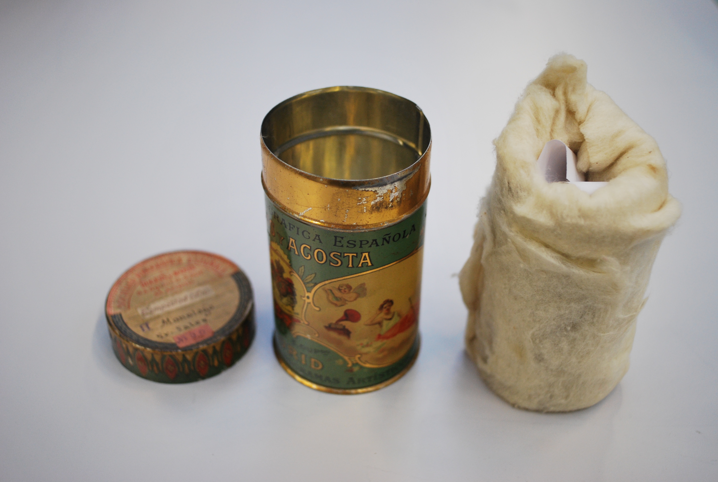 La remoción y elección de materiales de conservación adecuados incrementa la expectativa de vida de los objetos. Se puede ver la protección inicial de un registro sonoro sobre un cilindro de cera. El material original era de algodón. Este material se ha degradado y es una fuente potencial de alimento de microorganismos y de reacciones quimicas de degradación de la cera.