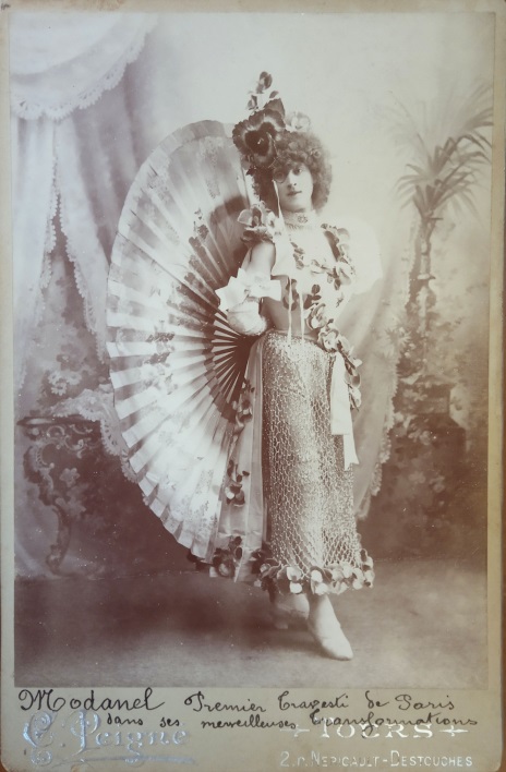 17-FALP/12/137 [Modanel, Premier travesti de Paris dans ses merveilleuses transformations], entre 1892 y 1910. C. Peigné, Tours