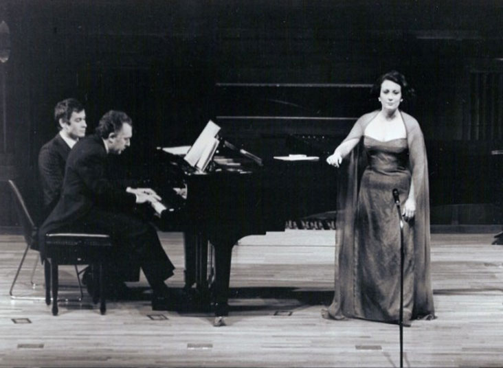 Ana Higueras y Miguel Zanetti, a la izda. Rafael Pérez Sierra. Fundación Juan March, (18 de junio de 1975).