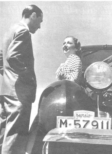 La actriz Ana María Custodio se apoya en su automóvil charlando con el periodista de Estampa
