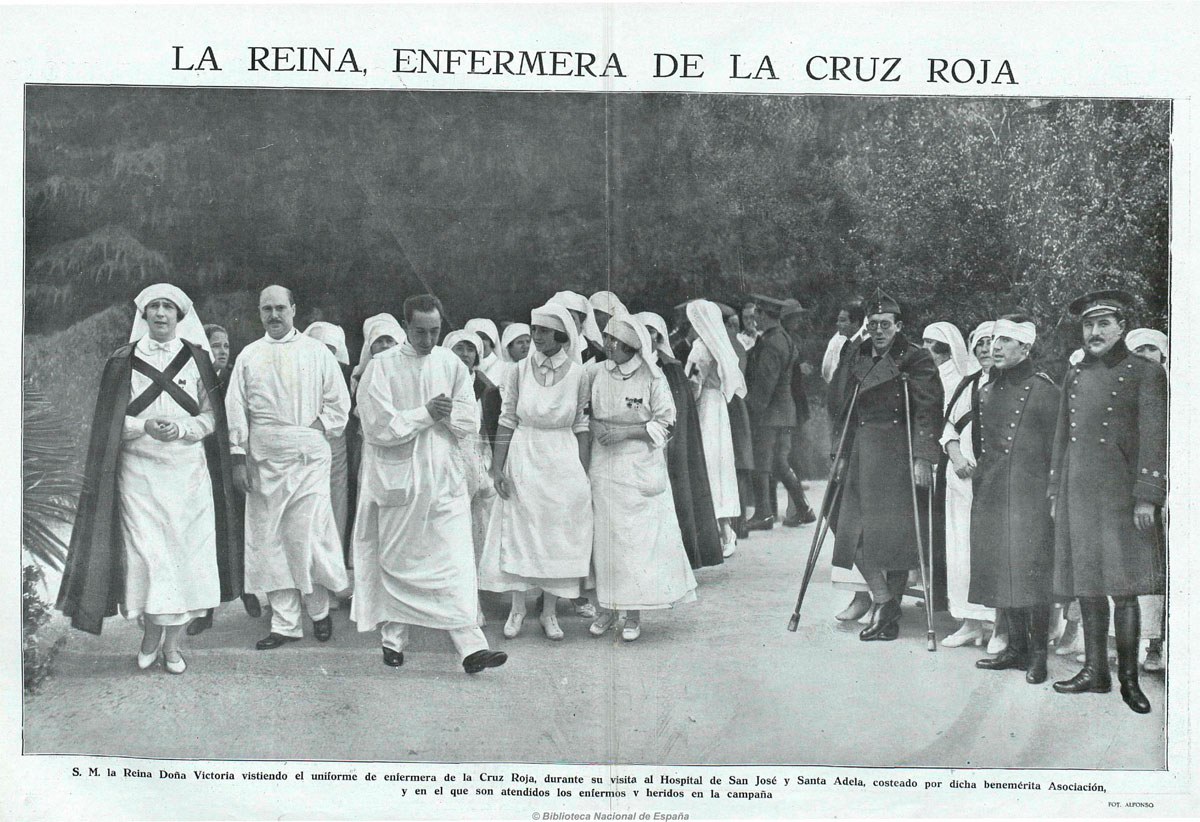 La-reina-Victoria-Eugenia,-de-enfermera-de-la-Cruz-Roja-con-médicos-y-otras-enfermeras,-en-La-Esfera