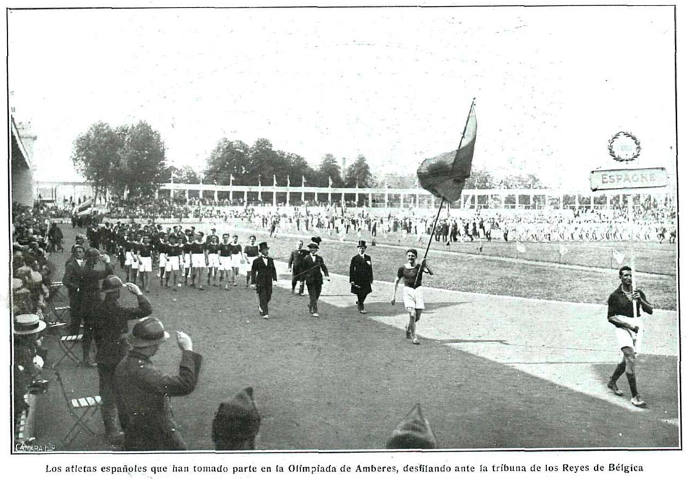 Los atletas españoles desfilando ante la tribuna de los Reyes de Bélgica La Esfera (Año VII. Núm 350)