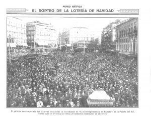 Los madrileños llenan la Puerta del Sol para ver los números premiados del sorteo de Navidad, en la revista Mundo Gráfico