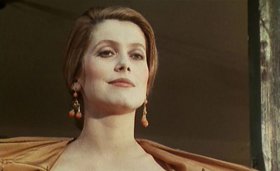 La transformación de la de Buñuel se relaciona estrechamente con la relación que mantiene con don Lope y finalmente, por el intercambio de roles que se realiza con este. Tristana pasa de seducida a seductora, de sumisa a dominante y don Lope es un sirviente que le compra dulces y obedece a sus órdenes. Buñuel representa esta inversión a través de elementos visuales como el bastón: si antes era don Lope el portador, ahora lo es Tristana y lo usa tanto para andar como para dar golpes en el suelo, enfatizando sus órdenes. El bastón en don Lope ya no es símbolo de poder, sino de ve
