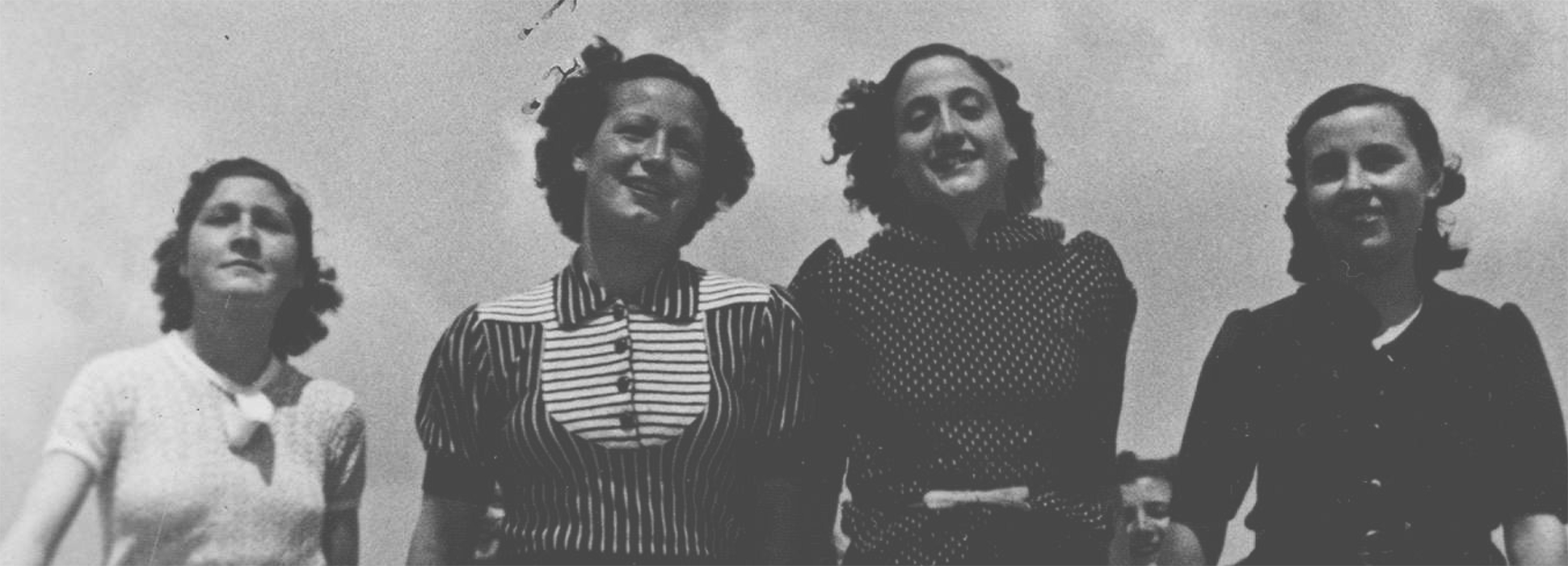 Grupo de Unión de muchachas antifascistas haciendo propaganda para incorporación de mujer al trabajo. Foto de WalteGrupo de Unión de muchachas antifascistas haciendo propaganda para incorporación de mujer al trabajo. Foto de Walter Reuter.r Reuter.