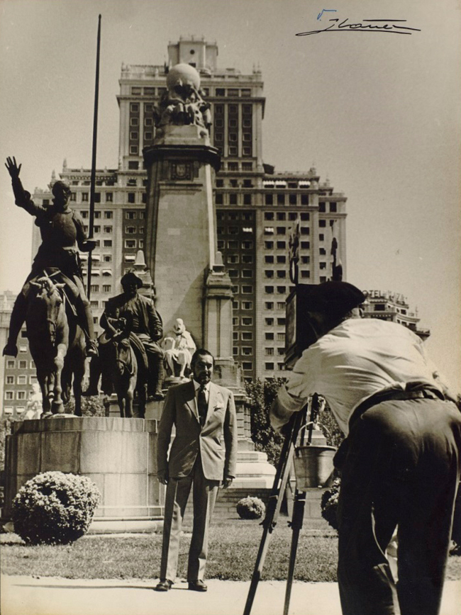 [Tyrone Power posando para un fotógrafo ambulante en la Plaza de España de Madrid] V. Ibañez