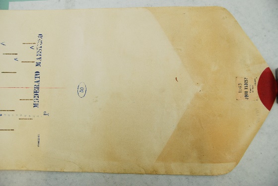 En la parte de la derecha es visible amarilleo de un papel moderno. El efecto degradante por la accion de la luz en ambos objetos es una disminución, en las propiedades mecánicas de los materiales, que a veces es drástica.
