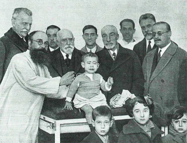 Inyectando a un niño la vacuna antituberculosa del doctor Ferrán, en la revista La Esfera