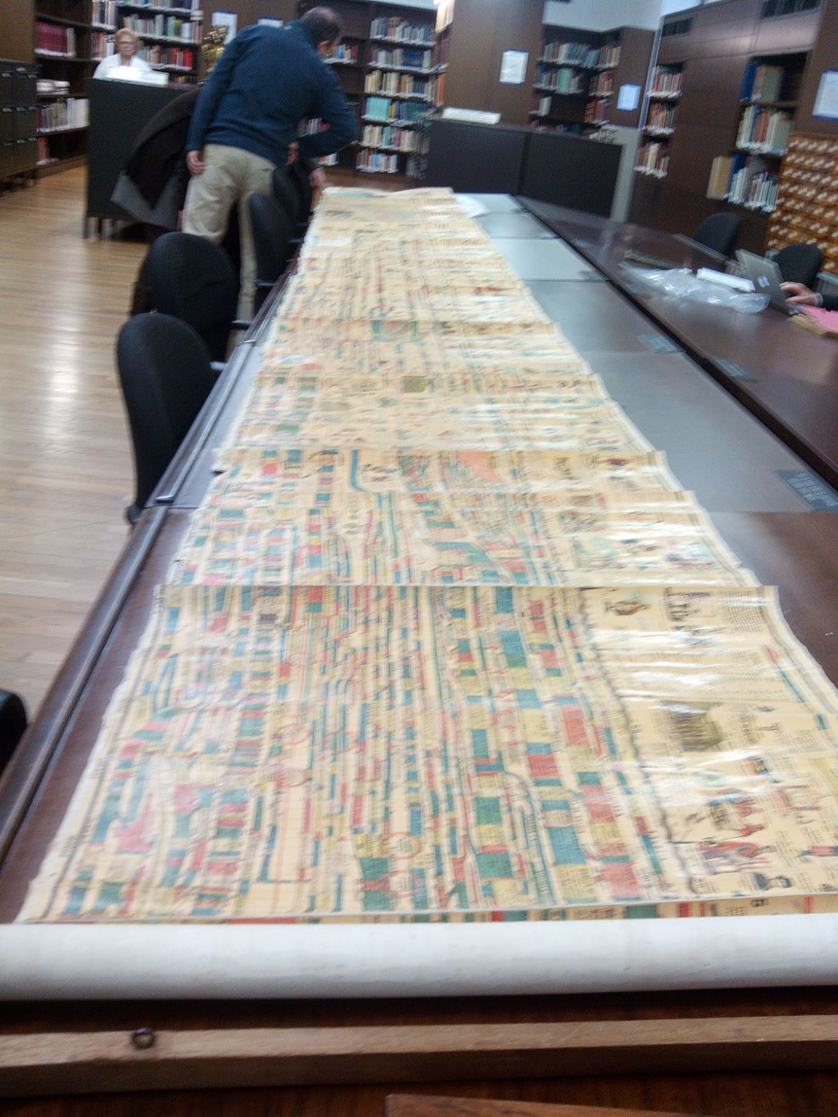 Un mapa desplegado en los pubitres de la Sala Goya de BNE