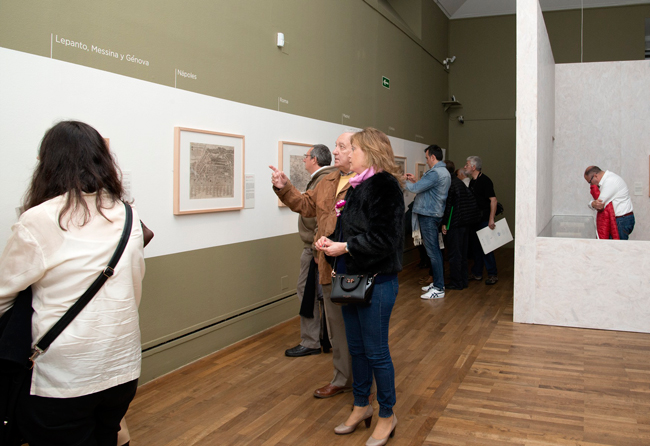 Visitantes en la exposición de Cervantes