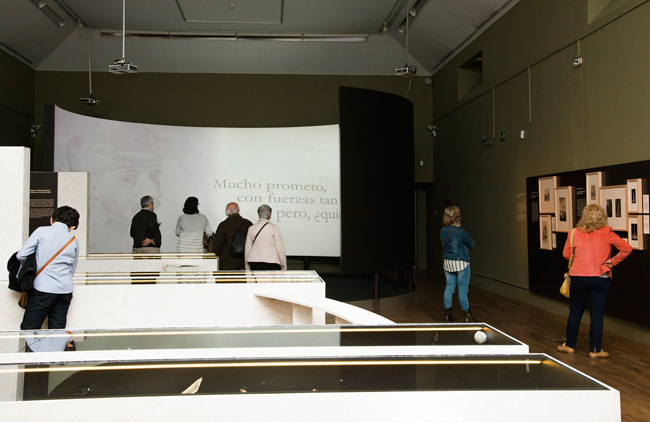 Visitantes en la exposición de Cervantes
