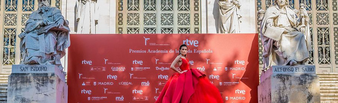 Nieves Álvarez en la escalinata de la BNE