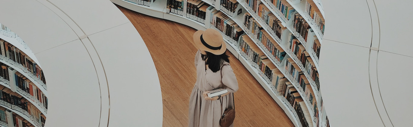 Usuario en una biblioteca