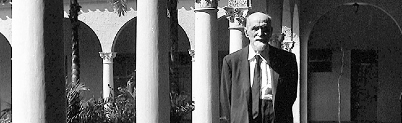 Juan Ramón Jiménez caminando por los pasillos de la Facultad de Humanidades, 1957, Universidad de Puerto Rico