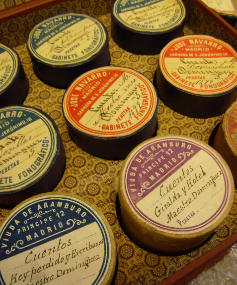 Cilindros con cuentos del Archivo de la palabra