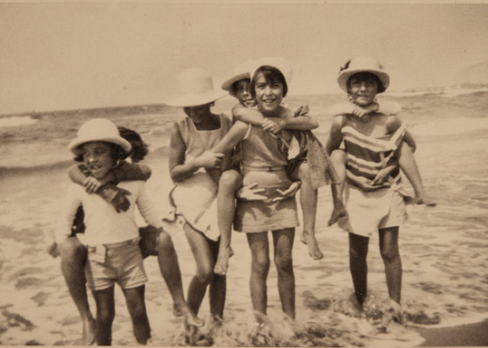 Álbum fotográfico de una familia aristocrática en viajes, fiestas, recepciones, visitas a ciudades, países. . Grupo de niños en la playa. Colección BNE, 17/88/14