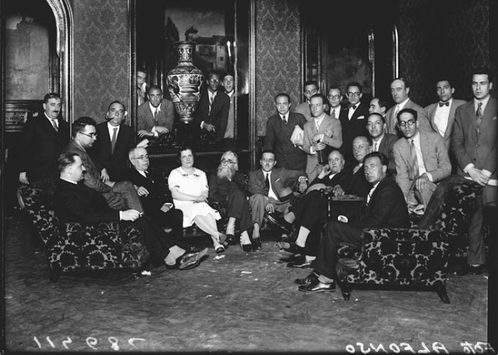 Alfonso Valle—Inclán y Manuel Azaña en la tertulia de la Cacharrería en el Ateneo de Madrid Madrid, c. 1930 Ministerio de Cultura y Deporte. Archivo General de la Administración. FONDO ALFONSO - 047258 Alfonso Valle—Inclán y Manuel Azaña en la tertulia de la Cacharrería en el Ateneo de Madrid Madrid, c. 1930 Ministerio de Cultura y Deporte. Archivo General de la Administración. FONDO ALFONSO - 047258