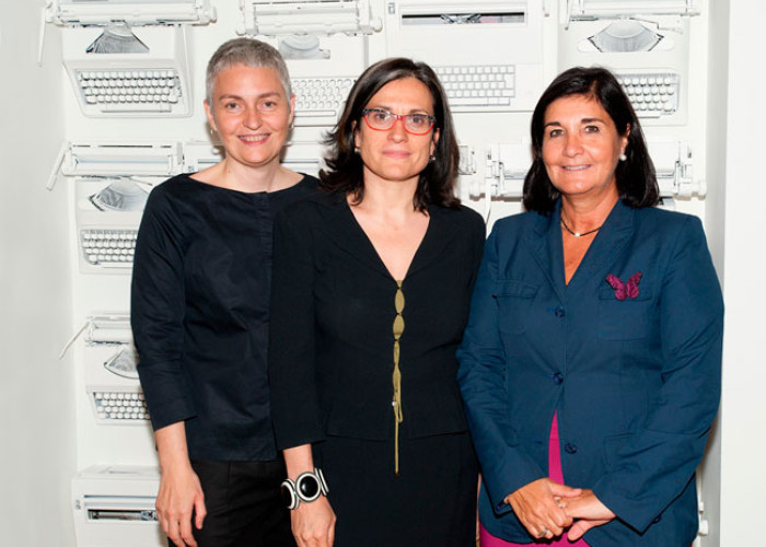 Magda Polo, Teresa Lizaranzu y Glòria Pérez-Salmerón en la inaugración de la exposición El libro como...