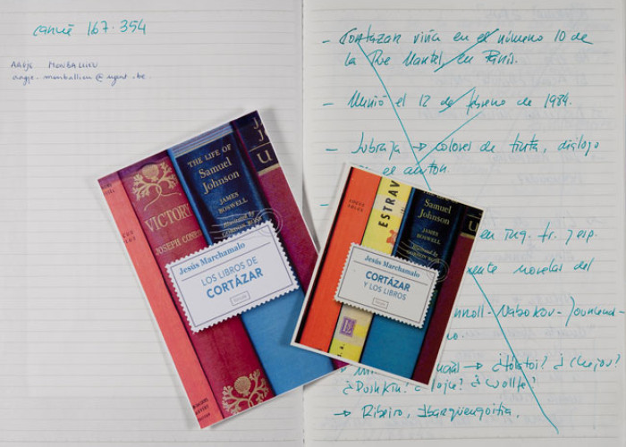 Pruebas de cubiertas y hoja de cuaderno con anotaciones autógrafas para la obra Cortázar y los libros (Siruela, 2011) de Jesús Marchamalo
