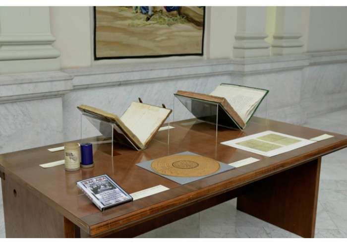 Algunas de las piezas que se pudieron observar en la visita de los directores del Instituto Cervantes a la BNE