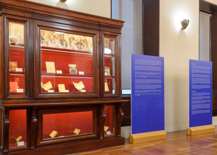 Montaje de la muestra bibliográfica de la biblioteca del Instituto Internacional Montaje de la muestra bibliográfica de la biblioteca del Instituto Internacional
