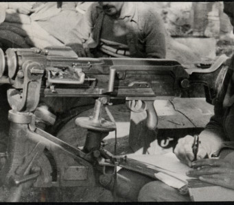 Soldado-metralleta-escribiendo.jpg Soldado-metralleta-escribiendo.jpg