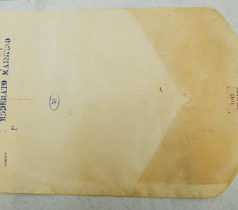 En la parte de la derecha es visible amarilleo de un papel moderno. El efecto degradante por la accion de la luz en ambos objetos es una disminución, en las propiedades mecánicas de los materiales, que a veces es drástica. En la parte de la derecha es visible amarilleo de un papel moderno. El efecto degradante por la accion de la luz en ambos objetos es una disminución, en las propiedades mecánicas de los materiales, que a veces es drástica.