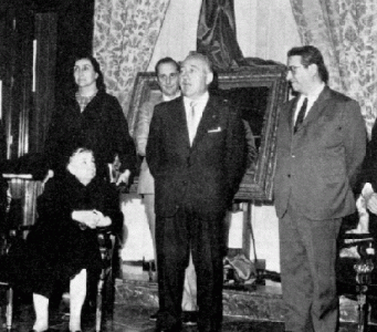 Fotografía de la inauguración de la exposición de recientes adquisiciones (23-04-1970): de izquierda a derecha se puede ver a María Pérez Galdós (sentada), Luis Sánchez Belda, José Luis Villar Palasí y Guillermo Guastavino. Boletín de la Dirección General Fotografía de la inauguración de la exposición de recientes adquisiciones (23-04-1970): de izquierda a derecha se puede ver a María Pérez Galdós (sentada), Luis Sánchez Belda, José Luis Villar Palasí y Guillermo Guastavino. Boletín de la Dirección General