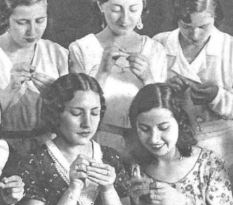 Un grupo de chicas enhebrando la aguja de coser posa para la revista Estampa