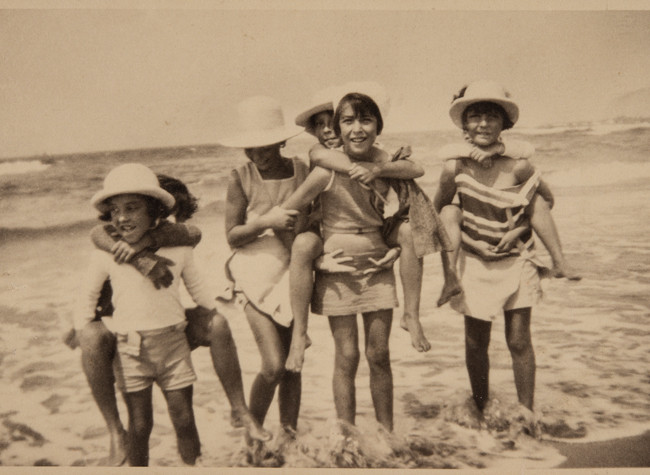 Álbum fotográfico de una familia aristocrática en viajes, fiestas, recepciones, visitas a ciudades, países. . Grupo de niños en la playa. Colección BNE, 17/88/14