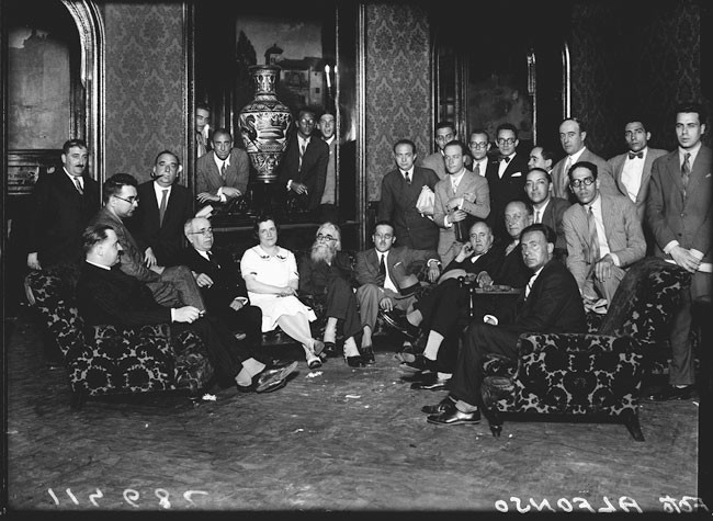 Alfonso Valle—Inclán y Manuel Azaña en la tertulia de la Cacharrería en el Ateneo de Madrid Madrid, c. 1930 Ministerio de Cultura y Deporte. Archivo General de la Administración. FONDO ALFONSO - 047258