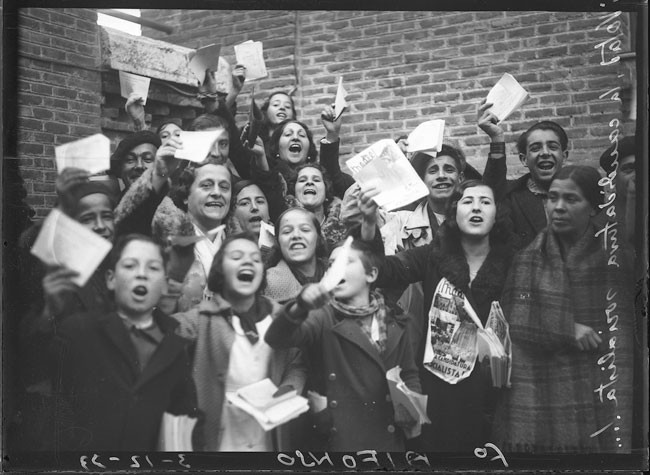 Alfonso Un grupo de muchachas pertenecientes a las Juventudes Socialistas muestran propaganda electoral durante las elecciones generales de noviembre de 1933, primeras en las que hay sufragio universal, al incorporarse el voto femenino Ministerio de Cultura y Deporte. Archivo General de la Administración FONDO ALFONSO – 14933