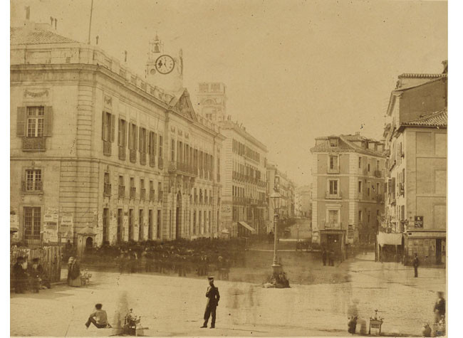Puerta del Sol de Madrid en 1857 de Charles Clifford, 1857. BNE, 17/32/60