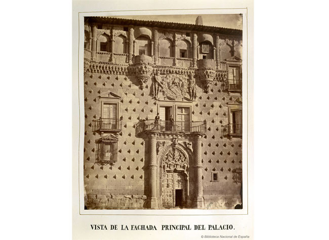 Fachada del palacio del Infantado en Guadalajara, del álbum Vistas fotografiadas de la Alameda, del palacio de Madrid, del de Guadalajara y de la Casa de los Mendozas en Toledo (hoy inclusa) pertenecientes al... Duque de Osuna de Charles Clifford, ca. 1856. BNE, 17-LF/87