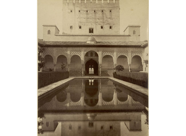 Patio de Arrayanes con la torre de Comares. La Alhambra, Granade de Lévy et Cie., 1887-90 . BNE, 17/196/29