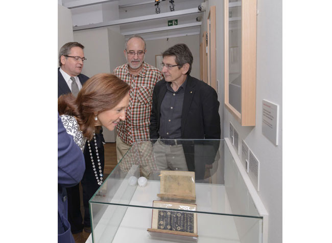 Imagen de la inauguración de la exposición Caligrafía española. El arte de escribir