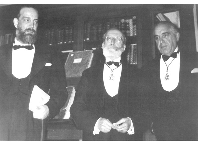 (1957) CJC con Menéndez Pidal y Marañón durante su ingreso en la RAE
