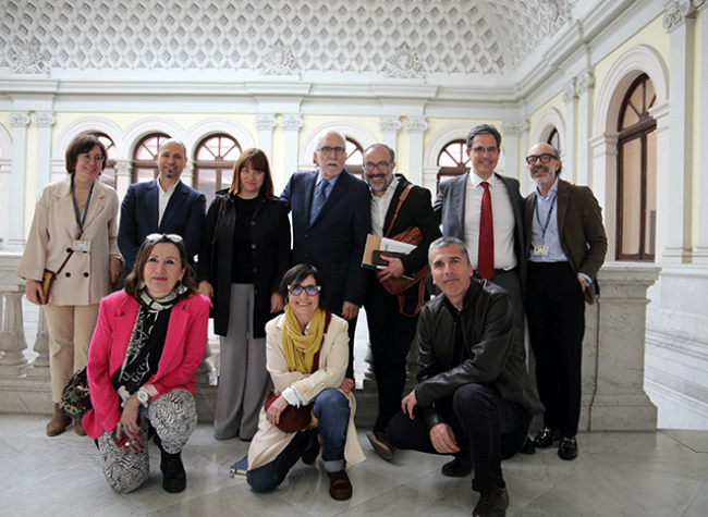 Posado de Luis Mateo Díez con amigos y familiares