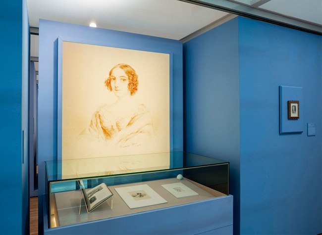 Imagen del montaje de la exposición de dibujos de Rosario Weiss