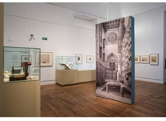 Imagen del montaje de la exposición Mirar la arquitectura: fotografía monumental en el siglo XIX