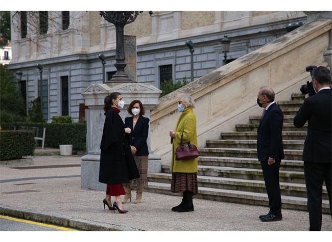 Saludo de la Reina en la puerta del Patronato