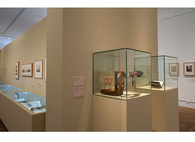 Imagen del montaje de la exposición Mirar la arquitectura: fotografía monumental en el siglo XIX