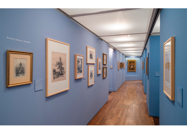 Imagen del montaje de la exposición de dibujos de Rosario Weiss